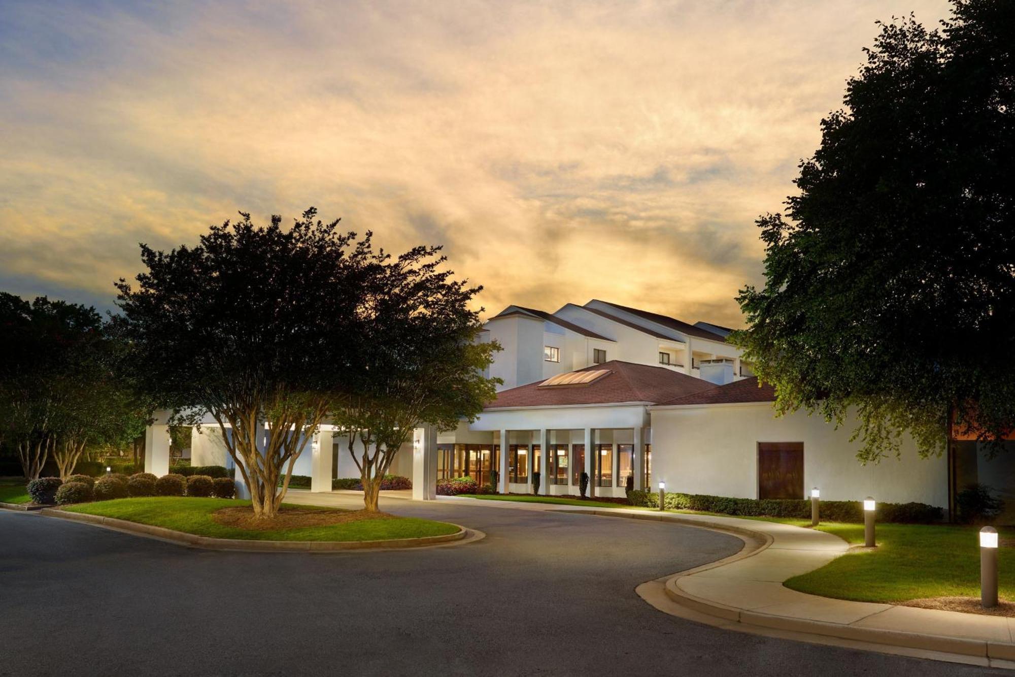 Courtyard By Marriott Atlanta Executive Park/Emory Hotel Eksteriør billede